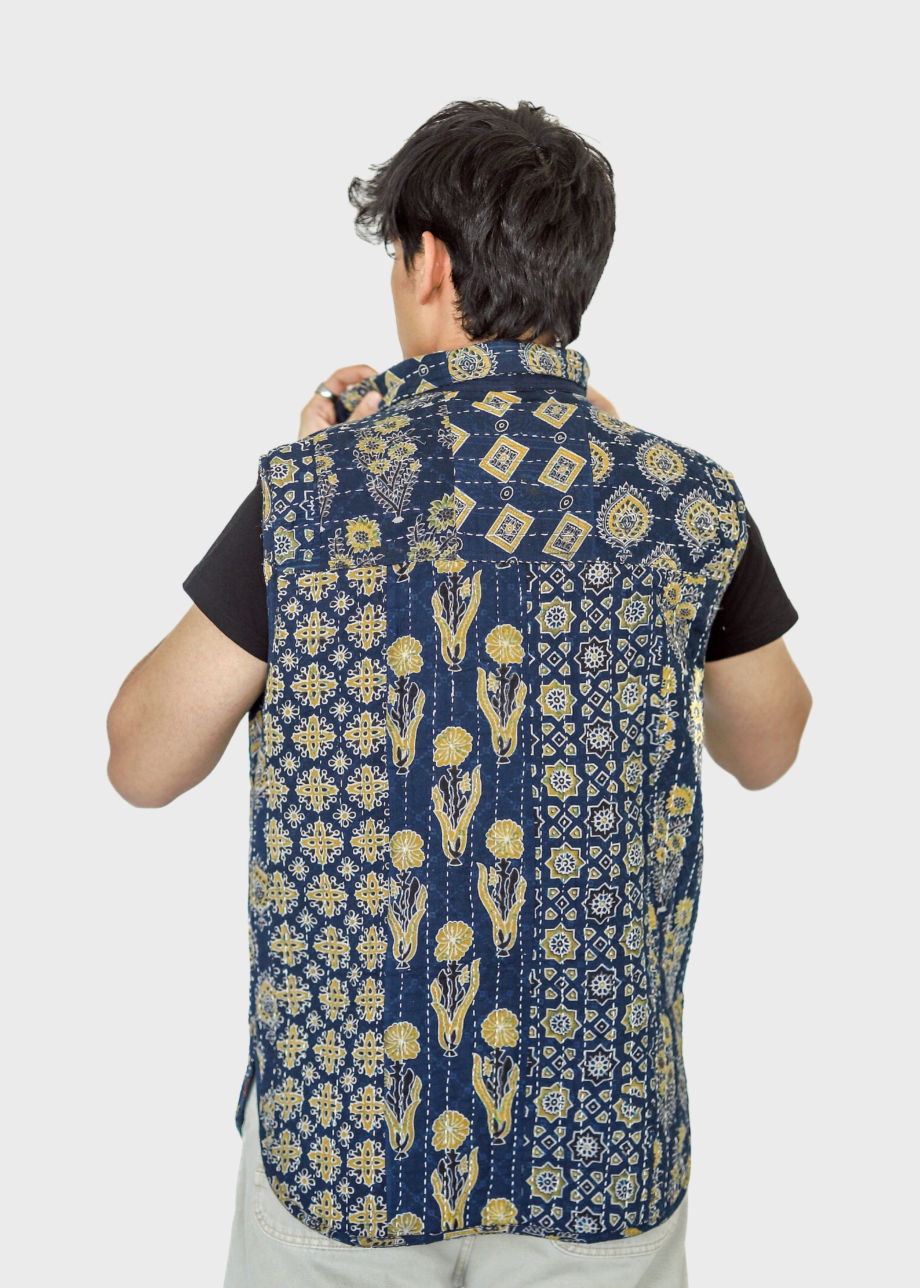 Qala Reversible Sleeveless Jacket (Quilted)- 02